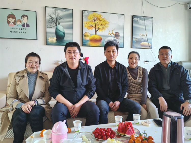 北方集團廣廈公司慰問(wèn)少數民族干部1_副本.jpg